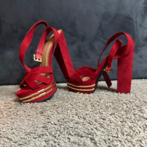 Super Cute Red & Gold platform heels - Picture 5 of 7